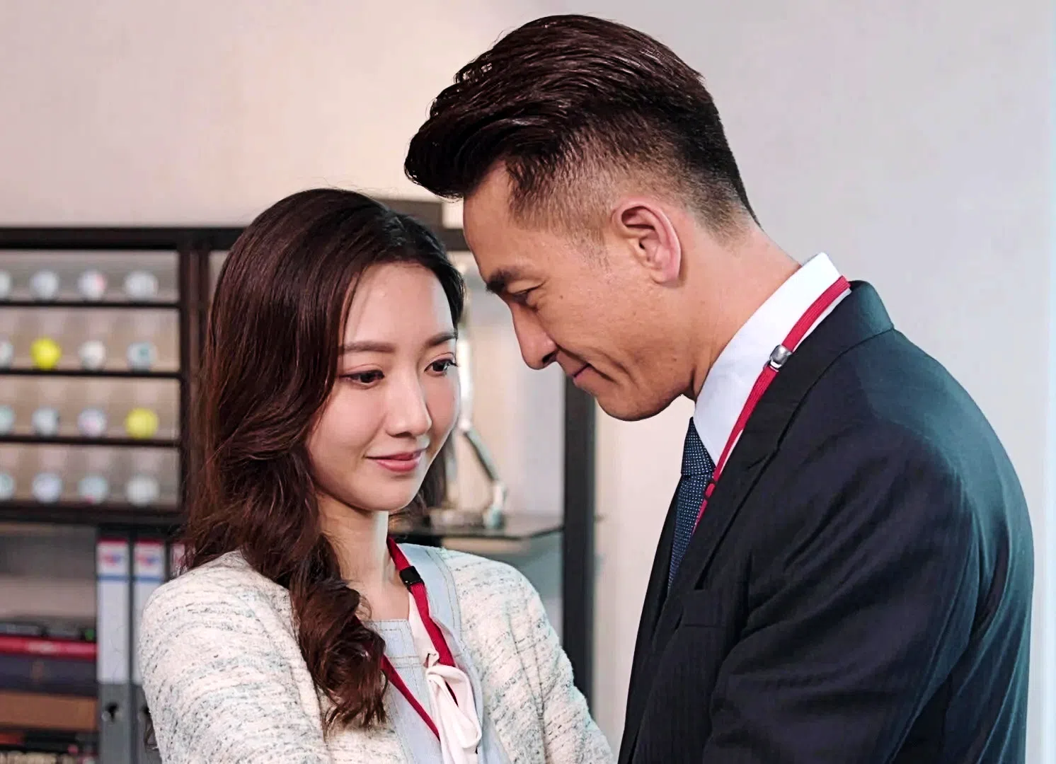 何依婷（左）在热播中的台庆剧《新闻女王》出任要角，与马国明（右）有感情戏。（互联网）