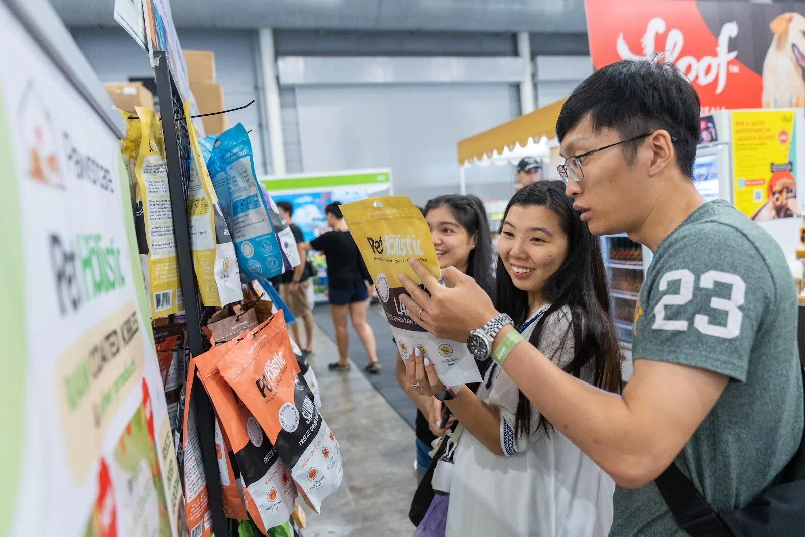 宠物主人可为心爱的宠物选购各类优惠特价品，送货平台Lalamove将提供运送服务。（主办者提供）