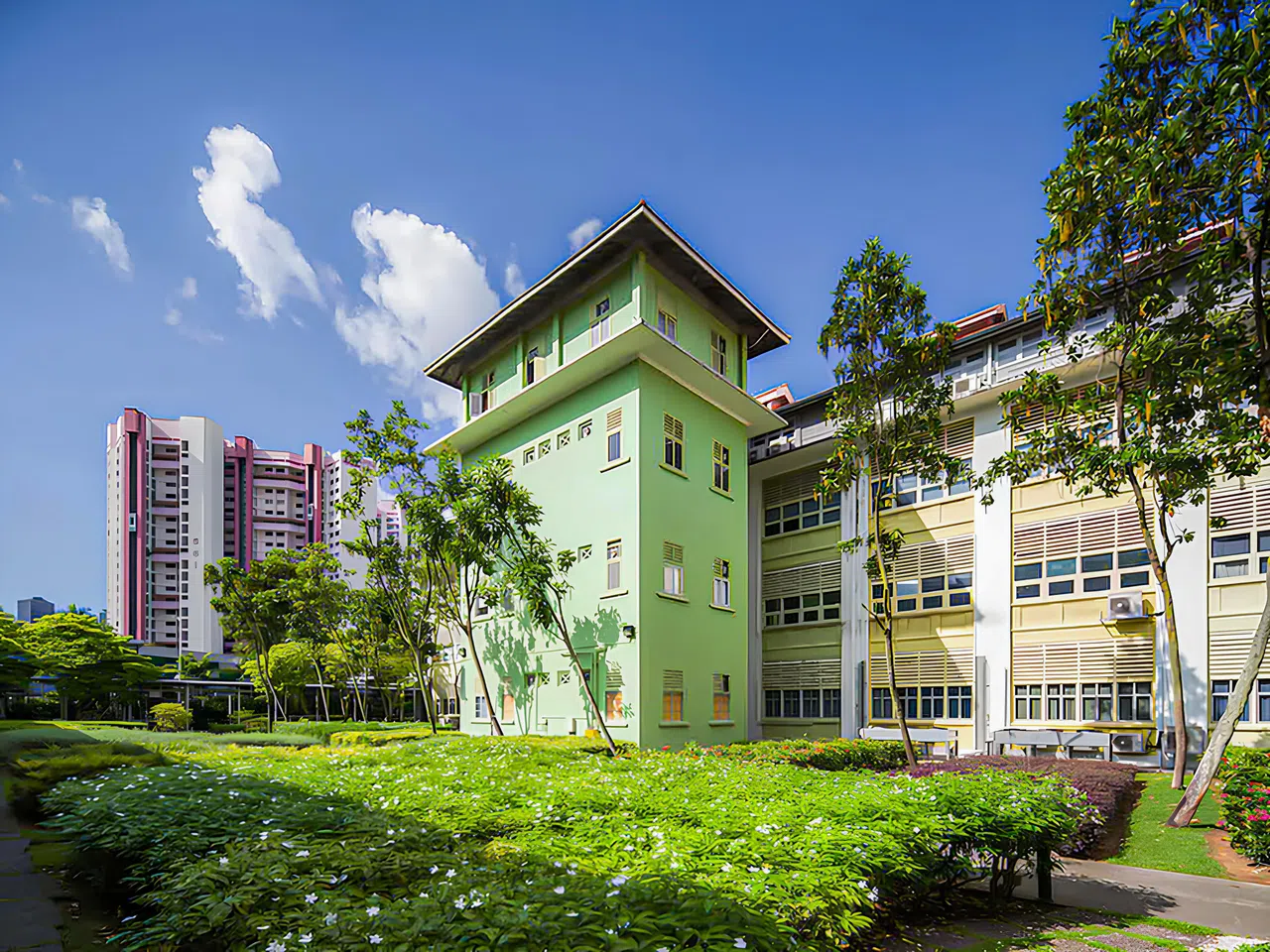 旧竹脚医院第2座建于1933年，建筑外墙既能抵挡热带气候，又能确保室内自然采光和通风。（取自文化遗产网站Roots.gov.sg）