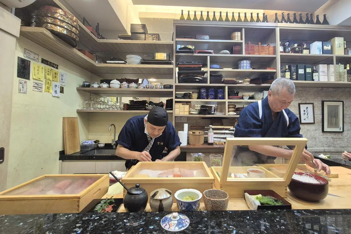 “吉祥”日本老板（右）处理食材和经营餐馆的经验，都是“米其林级别”的。（陈爱薇摄）