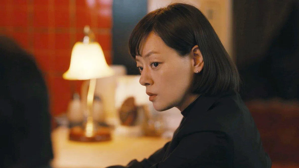 精明干练的法院执行官市川实日子戏份不多，但存在感强烈。（互联网）