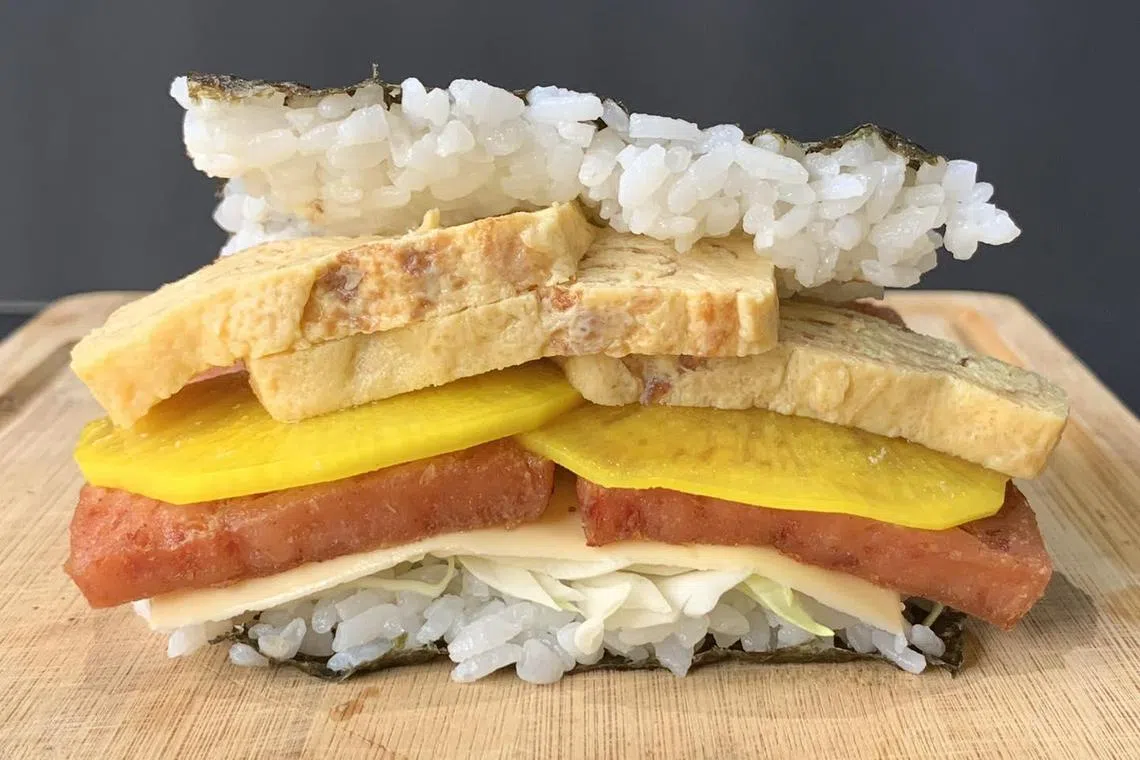 Onigirazu Don午餐肉日式饭团三文治，多样配料层叠出丰富口感。（互联网）