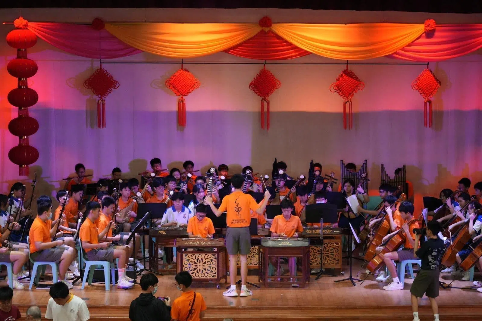 公教中学与长中华乐团首次合作，在公教中学校园进行演奏。（公教中学提供）