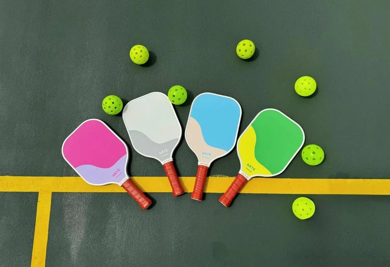 选择一款好看的匹克球拍，是整体运动造型中的亮点。（取自Arte官网）