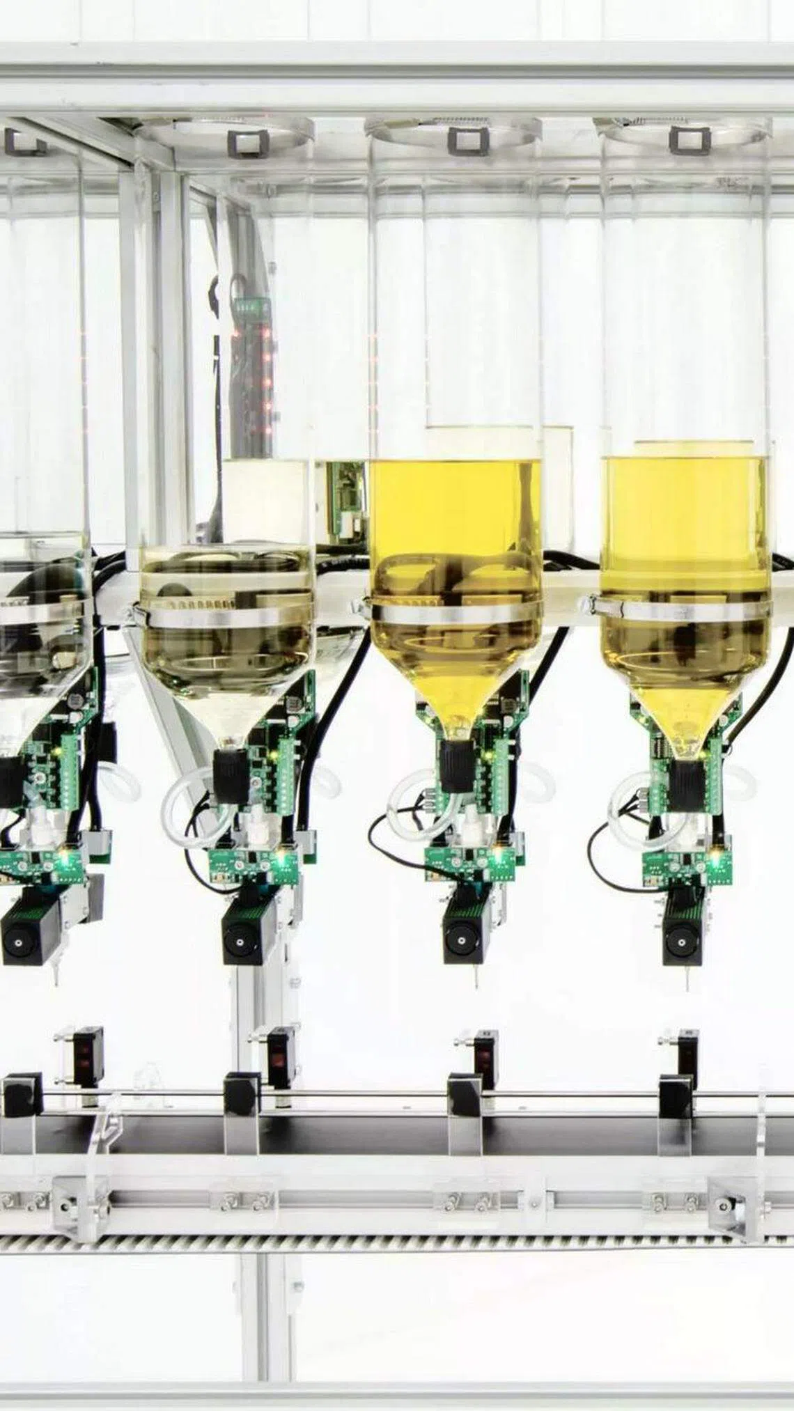 EveryHuman的“香氛打印机”其实就是一台电脑操控的调香机器，专为客户量身定制独特的室内香氛。（Moooi提供）