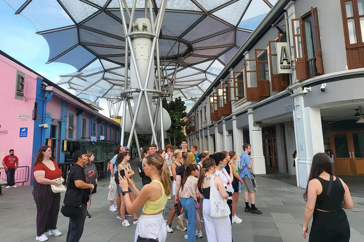 所有未完成接种的13岁及以上的长期证件持有者和短期访客，入境前也不再须要先获得入境批准。（李天錡摄）