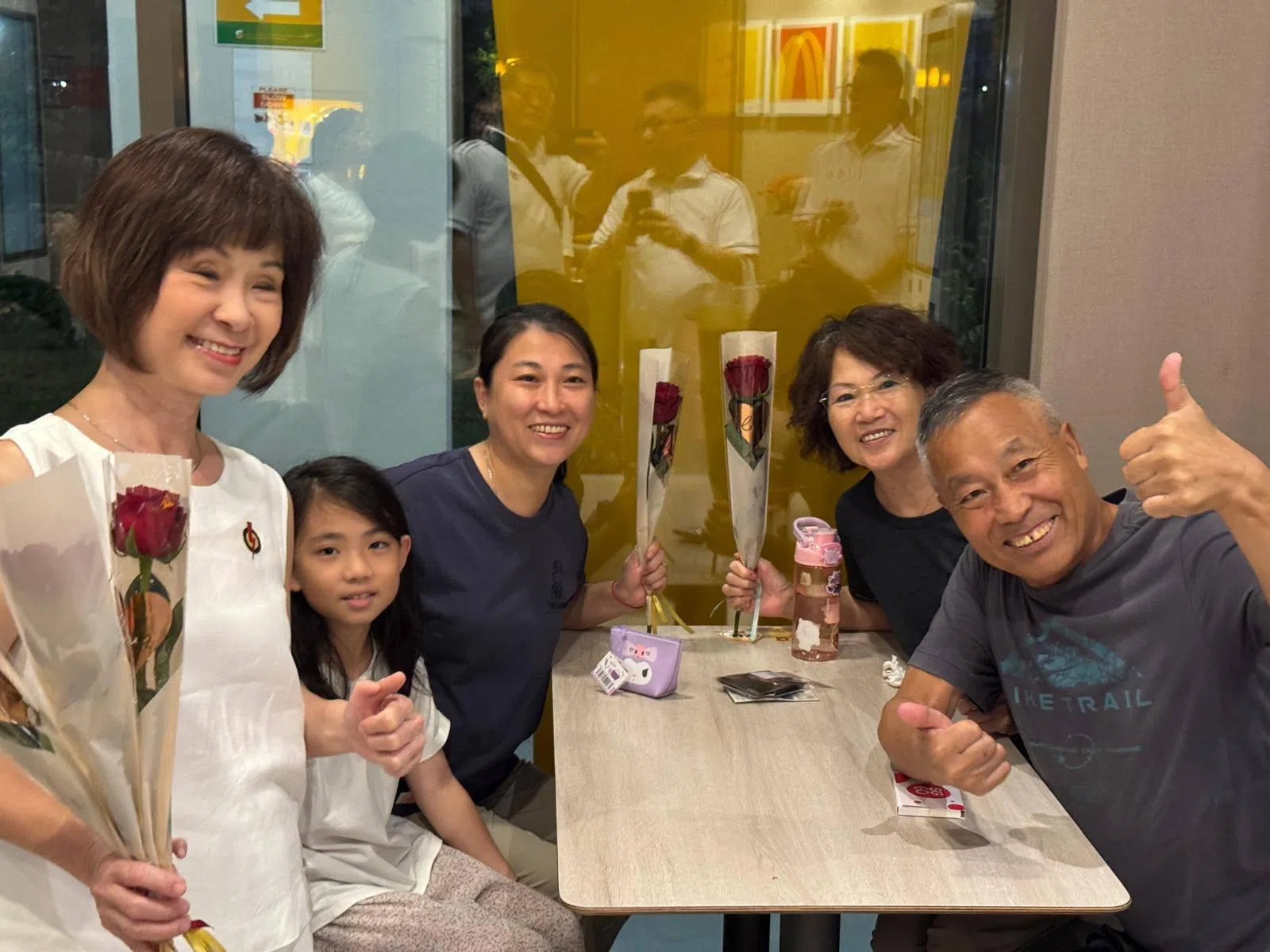 丰加北区议员许连碹2月14日情人节当晚，走访区内去年6月刚启用的邻里中心田园广场（Plantation Plaza），赠送居民玫瑰花联络感情。（取自许连碹脸书）