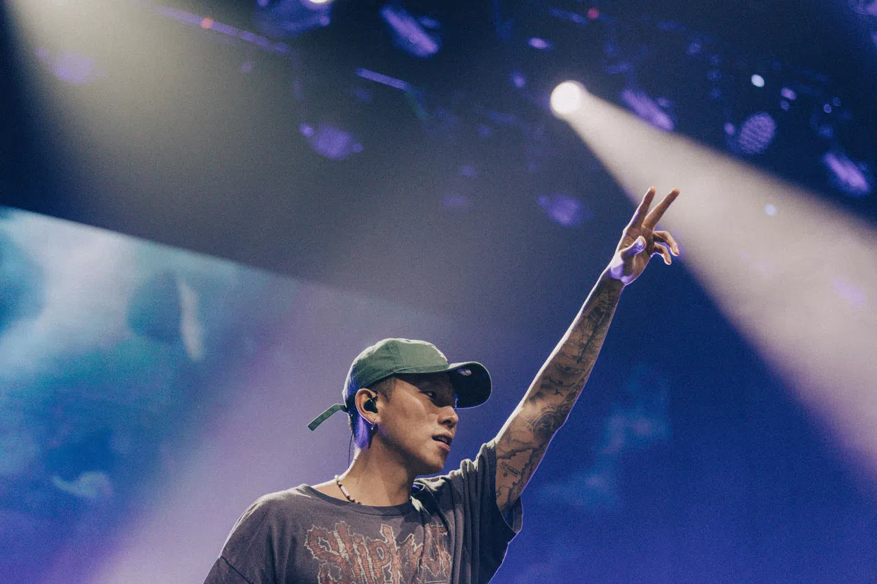 瘦子2023年11月22日在新加坡举办“无人机 Live House”巡回演唱会。（Live Nation提供）