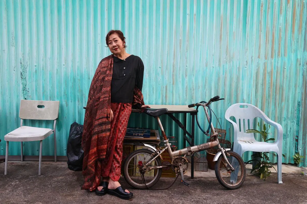 李楚琳研究峇迪也迷恋峇迪衣着。