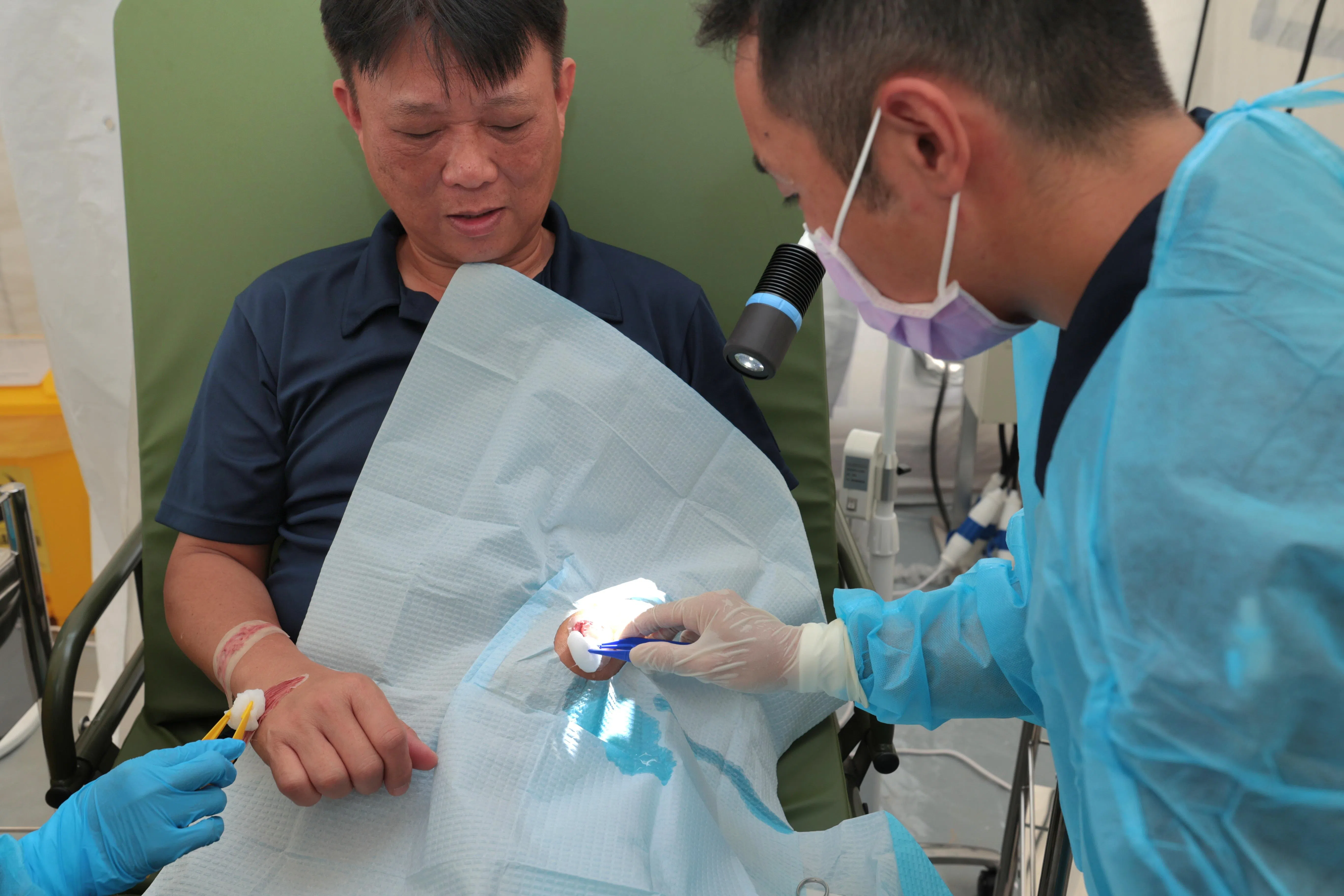 医生正在模拟治疗过程。（梁麒麟摄）