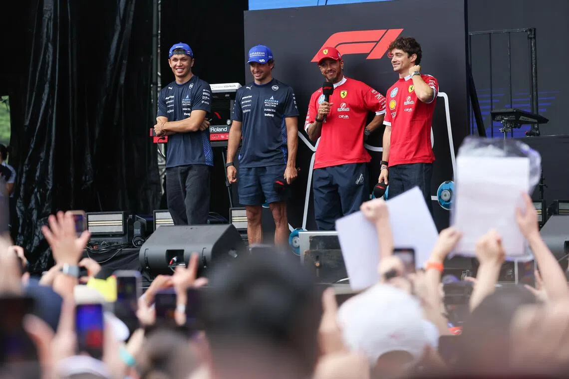 （左起）威廉姆斯车手阿尔本和塞恩斯、法拉利车手哈密尔顿和勒克莱尔出席粉丝见面会，受到热烈欢迎。（张俊杰摄）