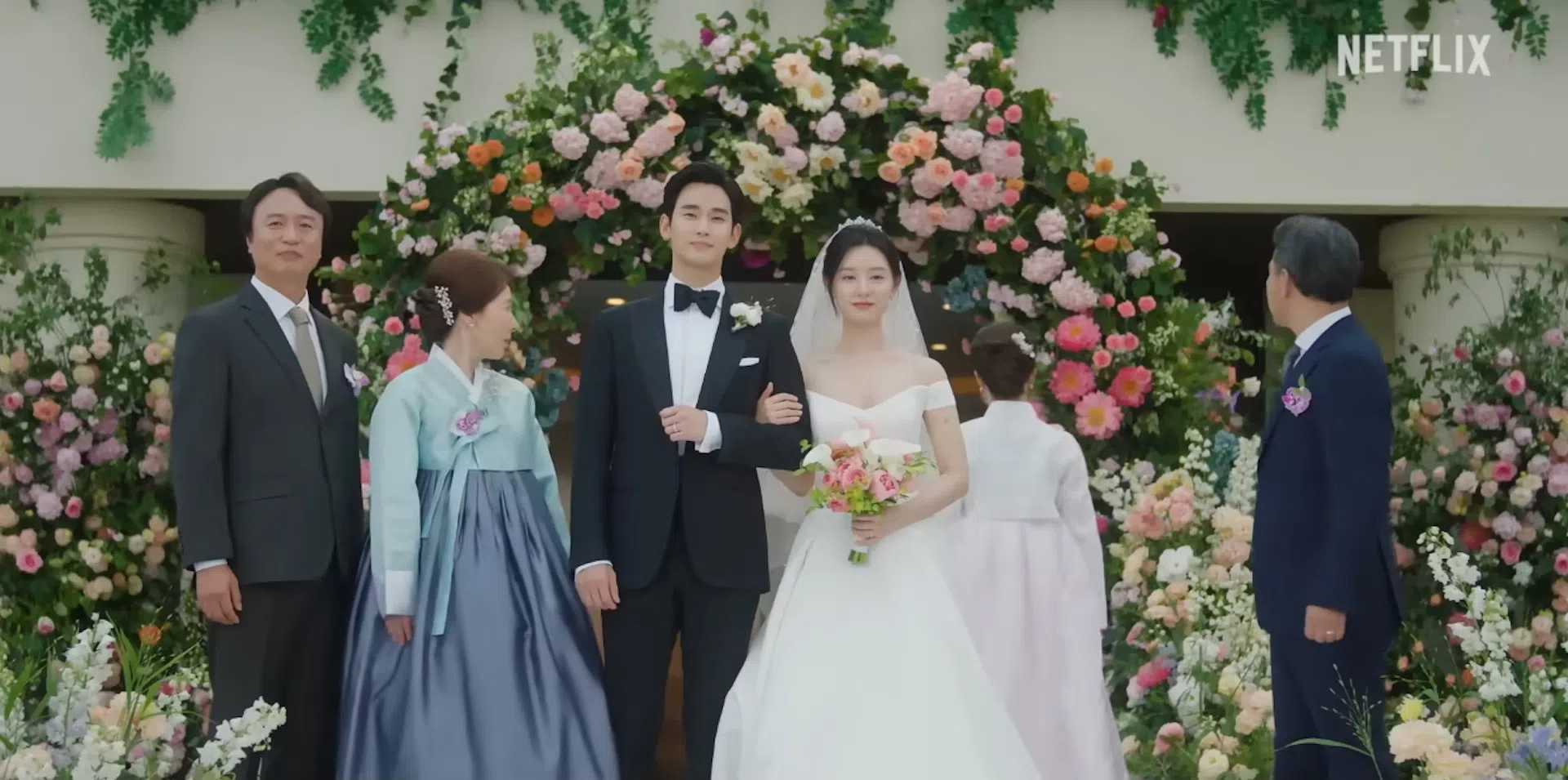 《泪之女王》第一集就出现了“世纪婚礼照”。（互联网）