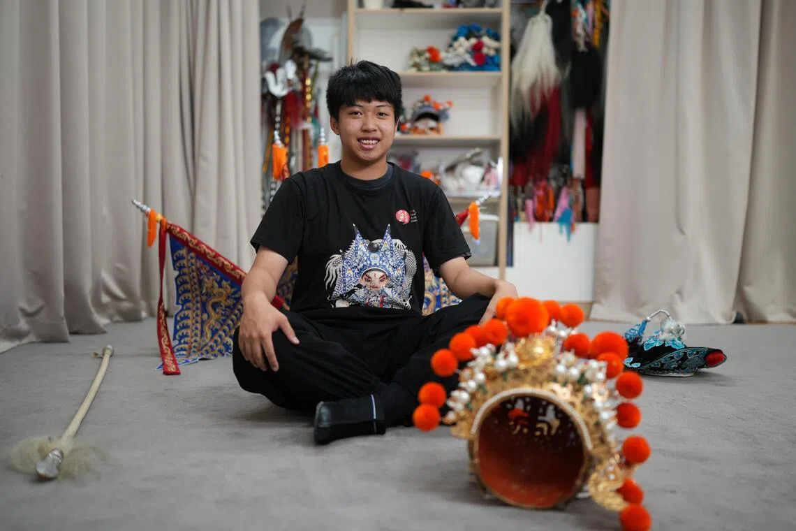 每年7月学校假期，杨诺琛会回到香港，换上戏服、化上浓妆，化身赵云等武将站在粤剧舞台上，享受自己截然不同的另一面人生。（谢智扬摄）