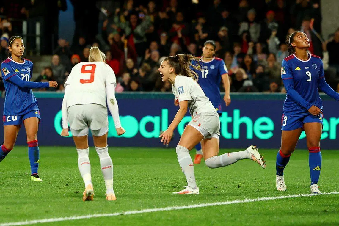 塞雷娜·皮乌贝尔（中）为瑞士扩大领先优势后兴奋庆祝，和落寞的菲律宾队员形成对比。（路透社）