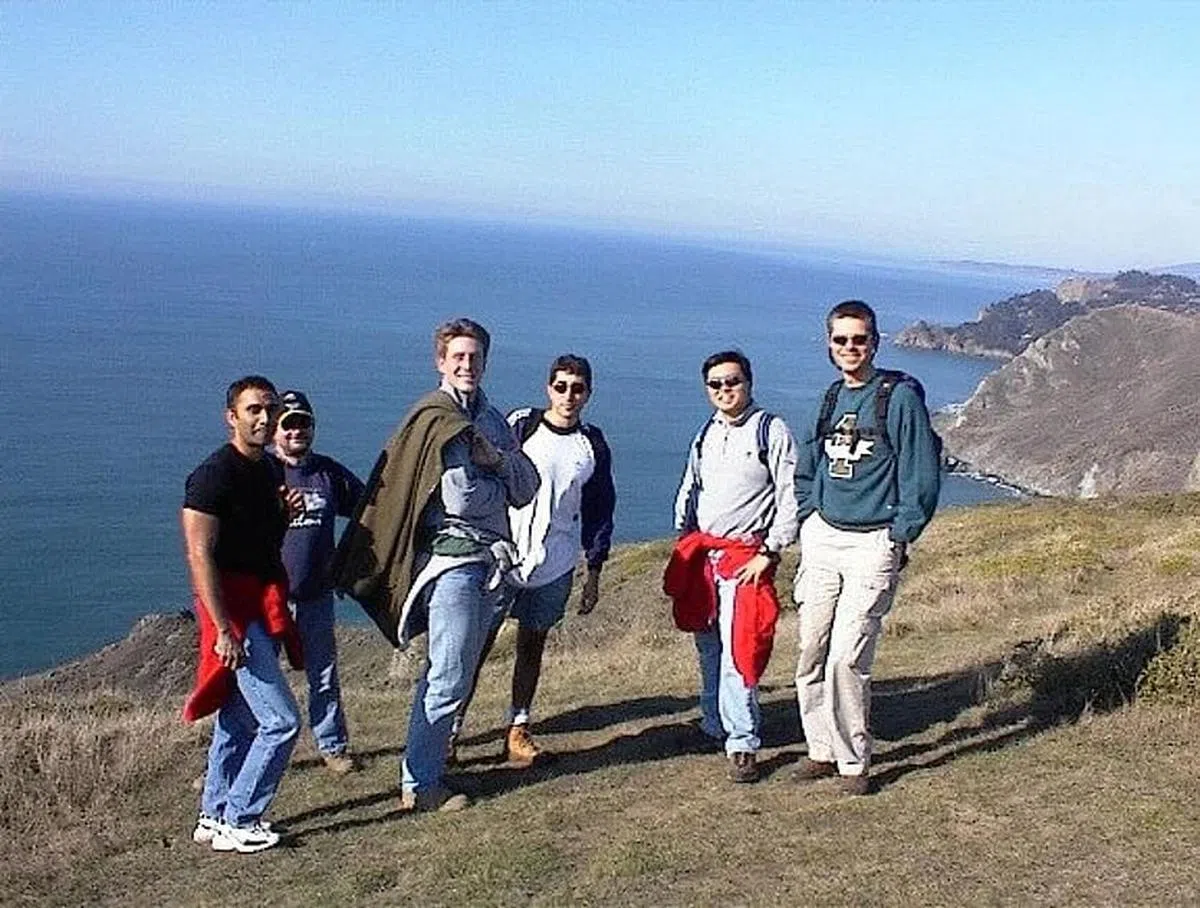 许振强（右二）在美国共事的人来自世界各地。（受访者提供）