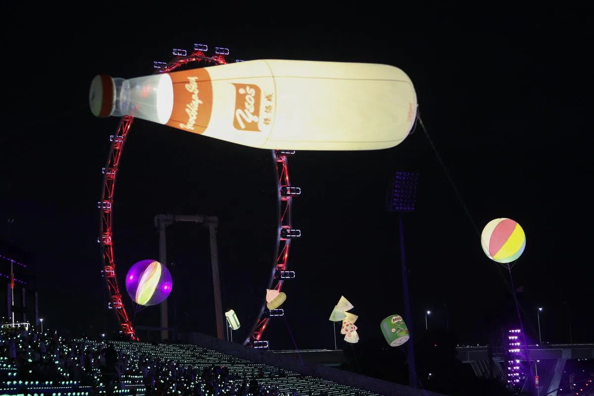 演出注入复古的元素，五石子、美禄罐、豆奶瓶等本地古早游戏和饮料的造型气球，随着新谣“细水长流”的旋律在空中升起。（李健玮摄）