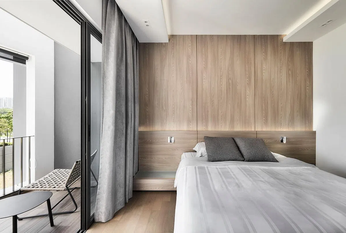 房子每层都有阳台，譬如这主卧室的阳台，能引入阳光，并让住户透气。