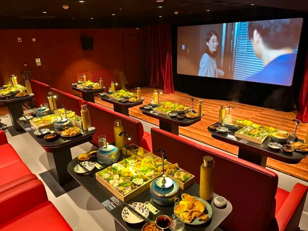 中国北京的“火锅电影院”用美食吸引观众入场。（互联网）