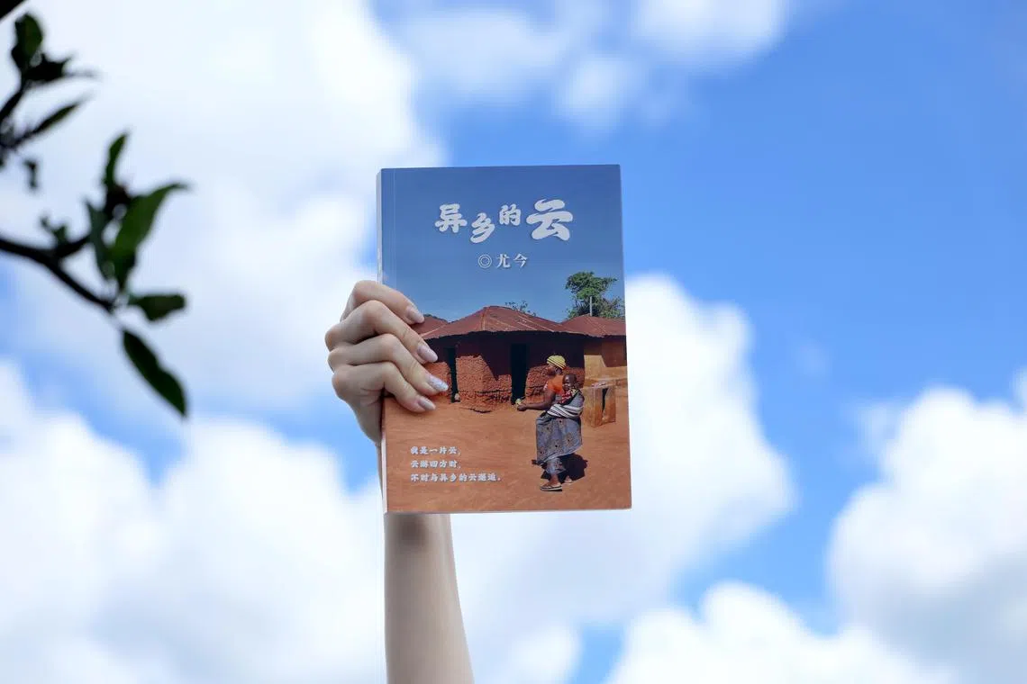 《异乡的云》收录尤今70篇游记。（龙国雄摄）