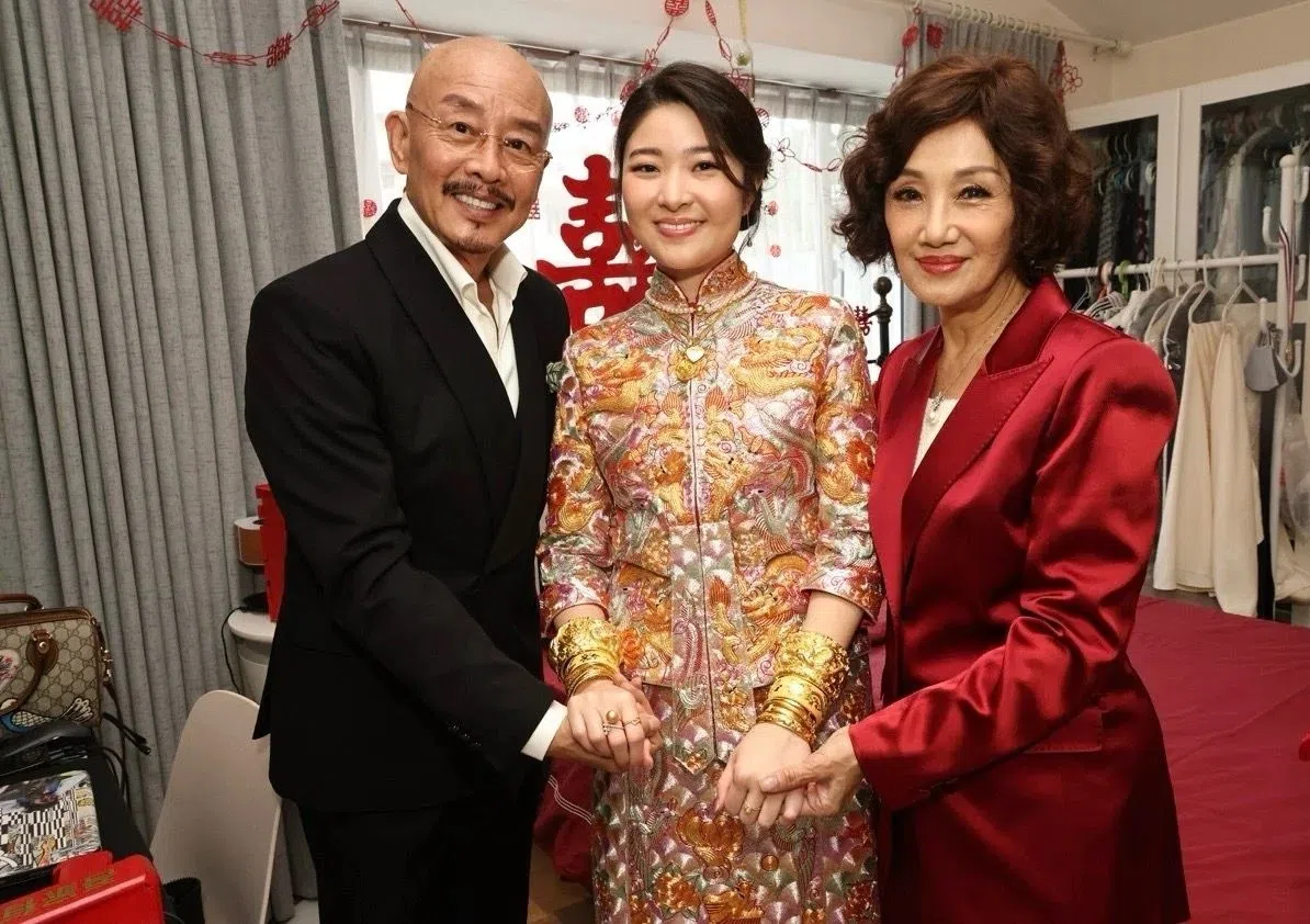 杜燕歌（左）和韩马利（右）是许惠菁（中）的干爹干妈。（互联网）