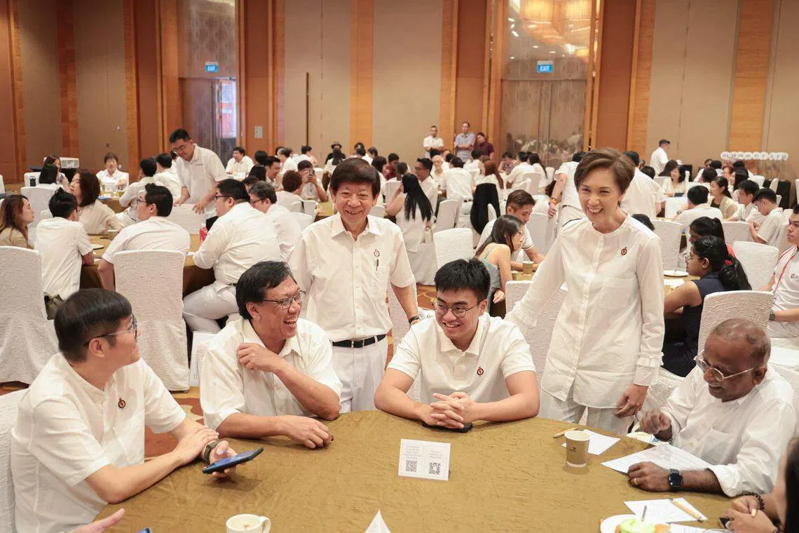 人民行动党政策论坛顾问、通讯及新闻部长兼内政部第二部长杨莉明（站立，右）和前内阁部长、行动党前主席许文远（站立，左）星期六在行动党政策论坛对话会上同党员交流。（李冠卫摄）