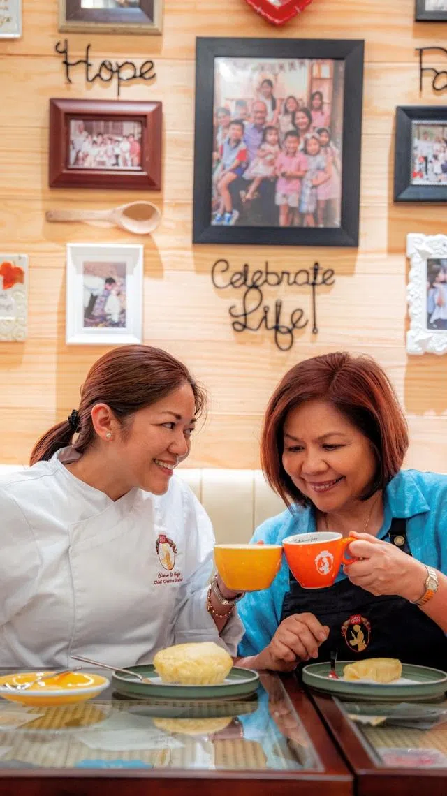 Mary Grace品牌创办人玛丽（右）与五个孩子共同打理生意，大女儿琪亚拉（左）负责新加坡市场。（餐馆提供）