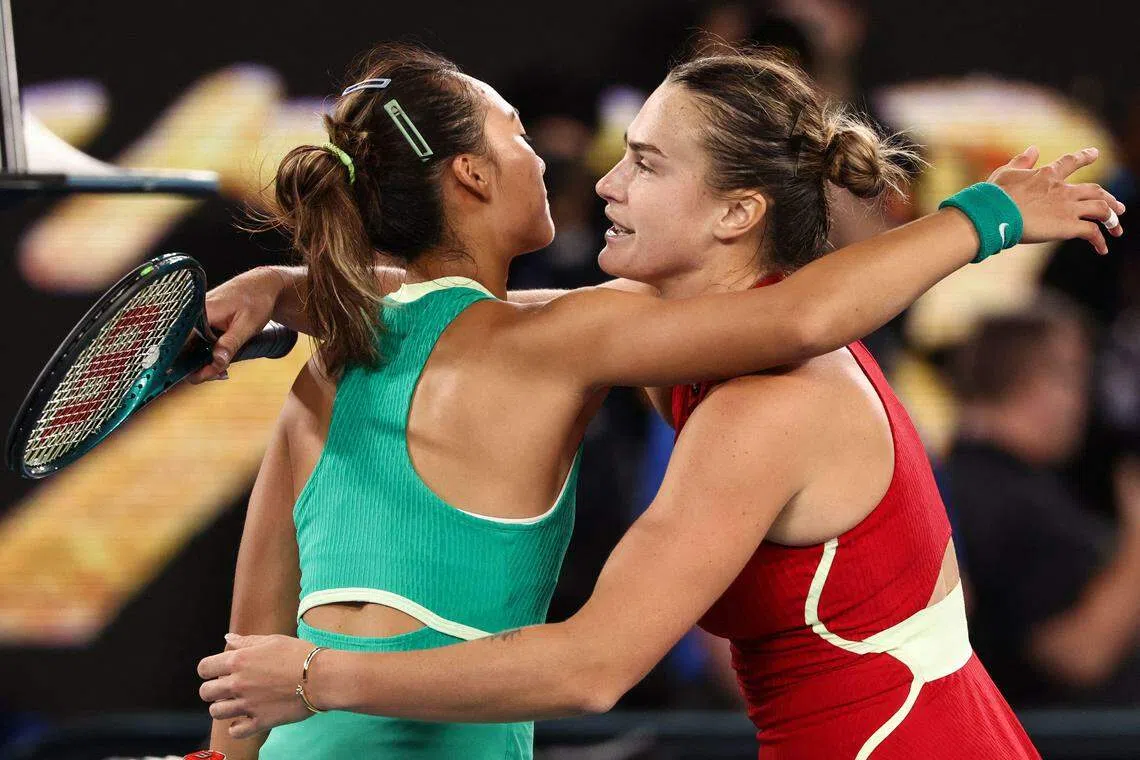 阿丽娜（右）在战胜郑钦文后，给予对手拥抱。（法新社）