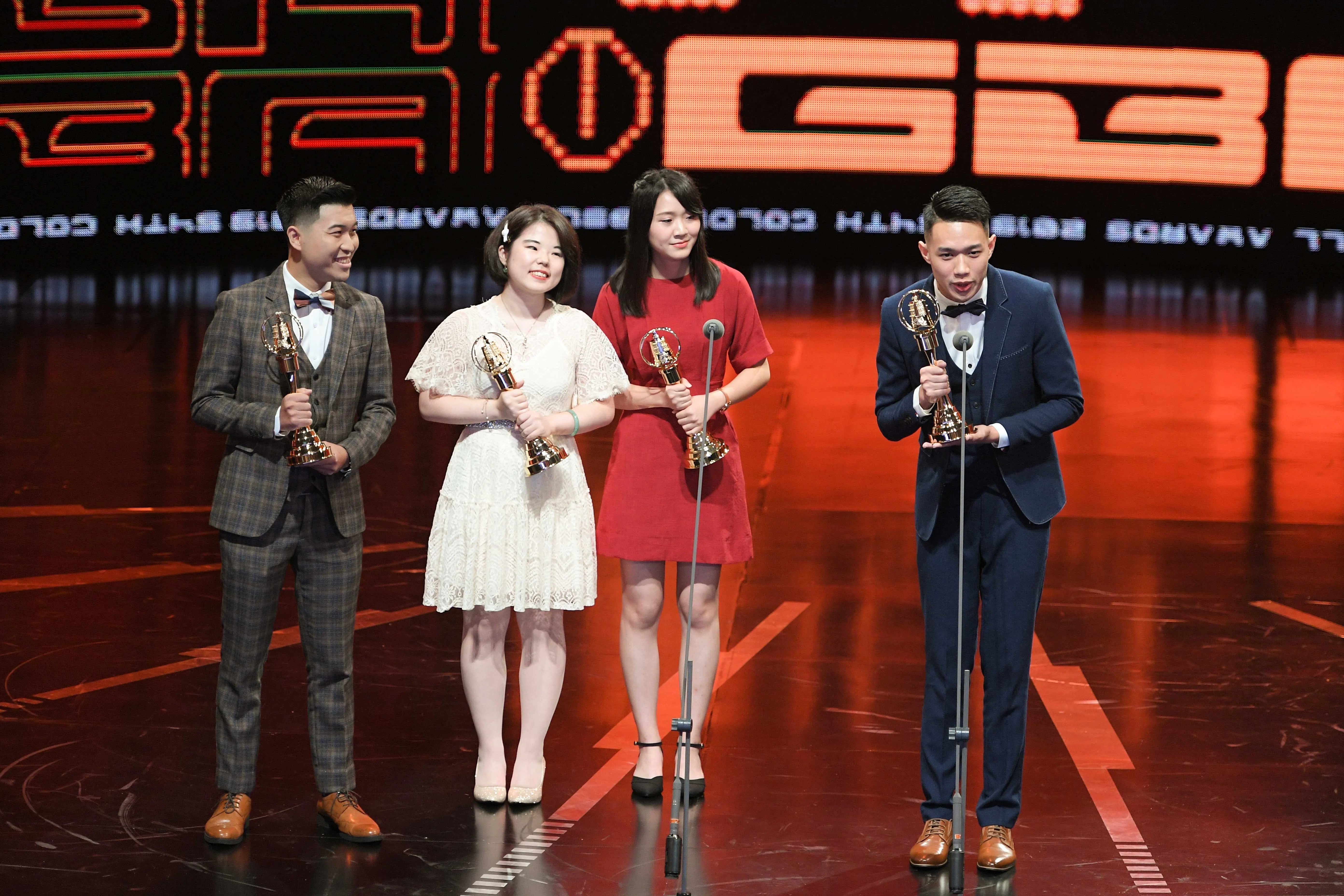 马鸿裕（右一）大学四年级到警察广播电台实习，当时跟两名电台员工和一名实习生制作一个音乐类型的节目，2019年凭此节目获颁企划编撰奖。（受访者提供）