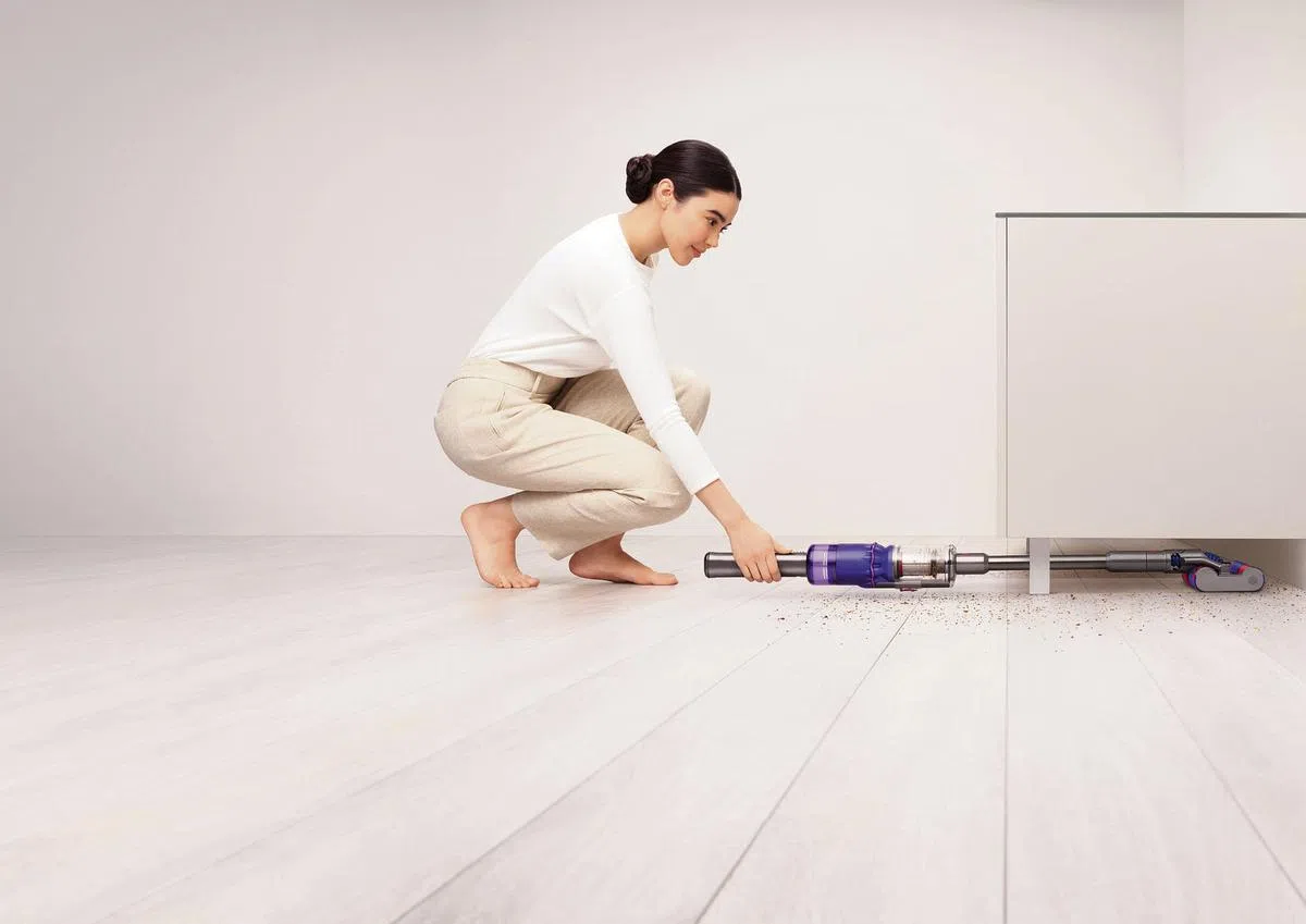 吸尘机能180度躺平，直接伸入家具底部打扫。