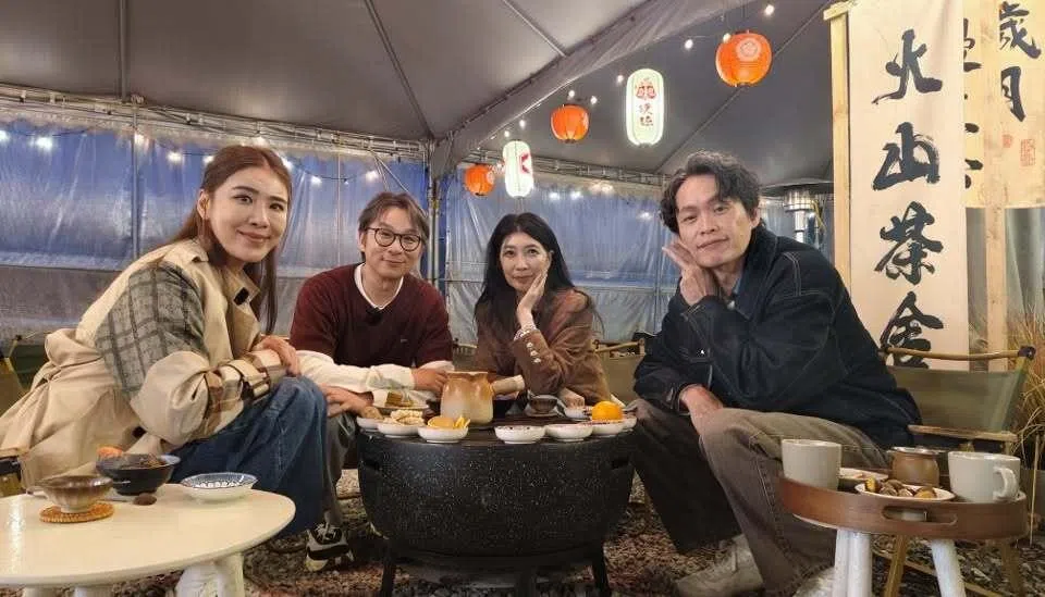 《坐吧！聊聊》由小祯（左）、黄嘉千（右二）与黄镫辉（右）联手主持。天后张惠妹经纪人陈镇川（左二）受邀做客。（取自节目脸书）