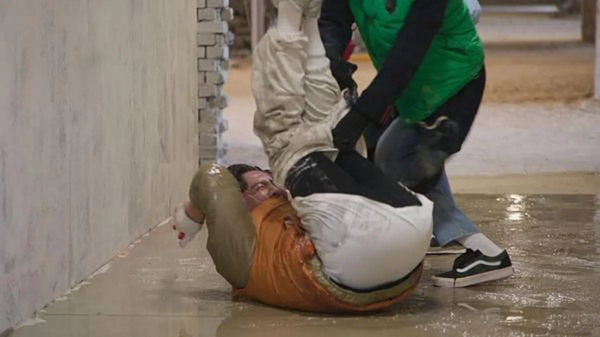 李光洙因为被强力胶黏到裤子，结果裤子脱落，非常狼狈。（视频截图）