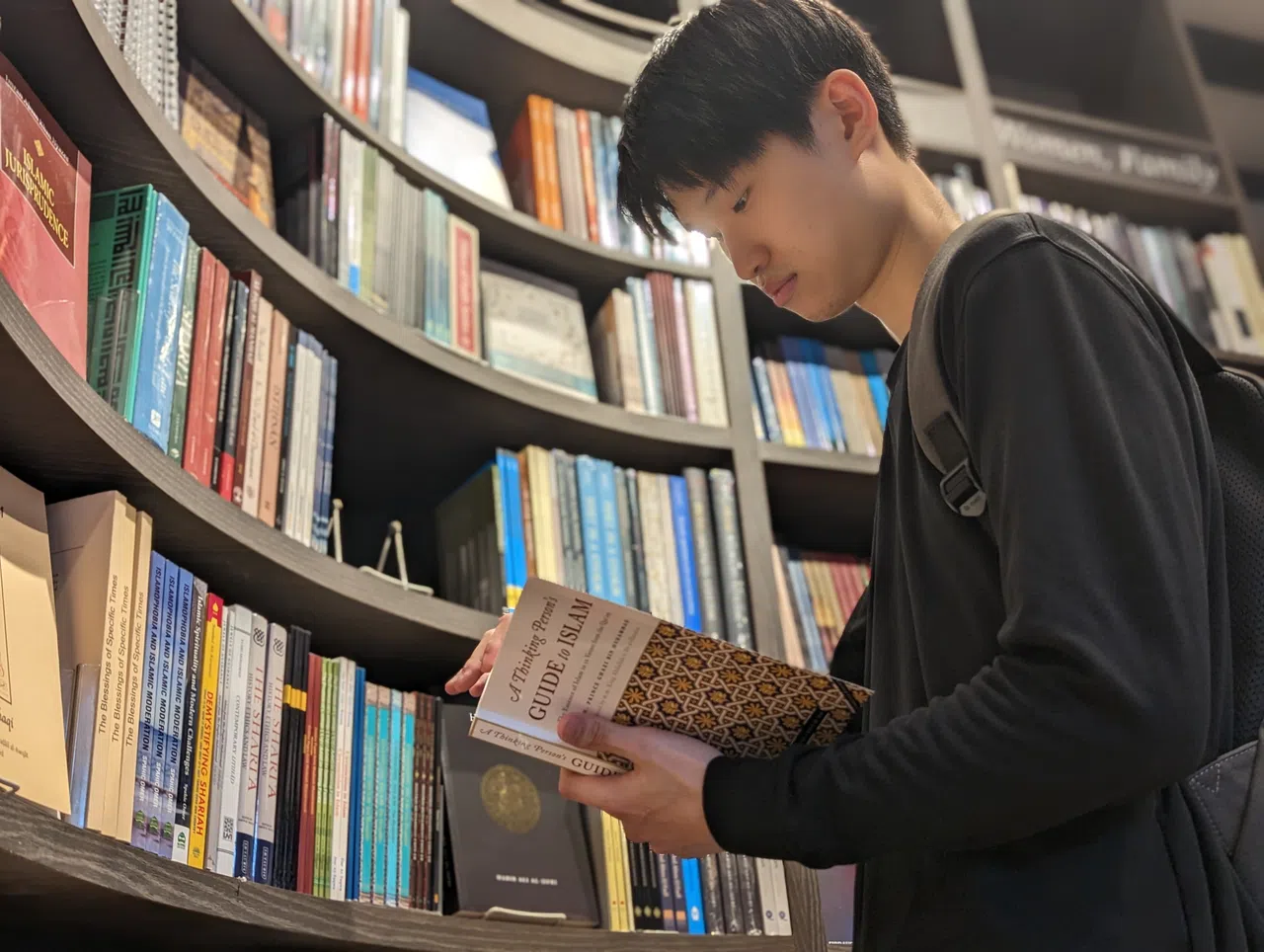 罗伟胜16岁时，因为高中同学用餐前的祈祷，让他领略到不一样的生命思维，从而认识回教。（杨雯婷摄）