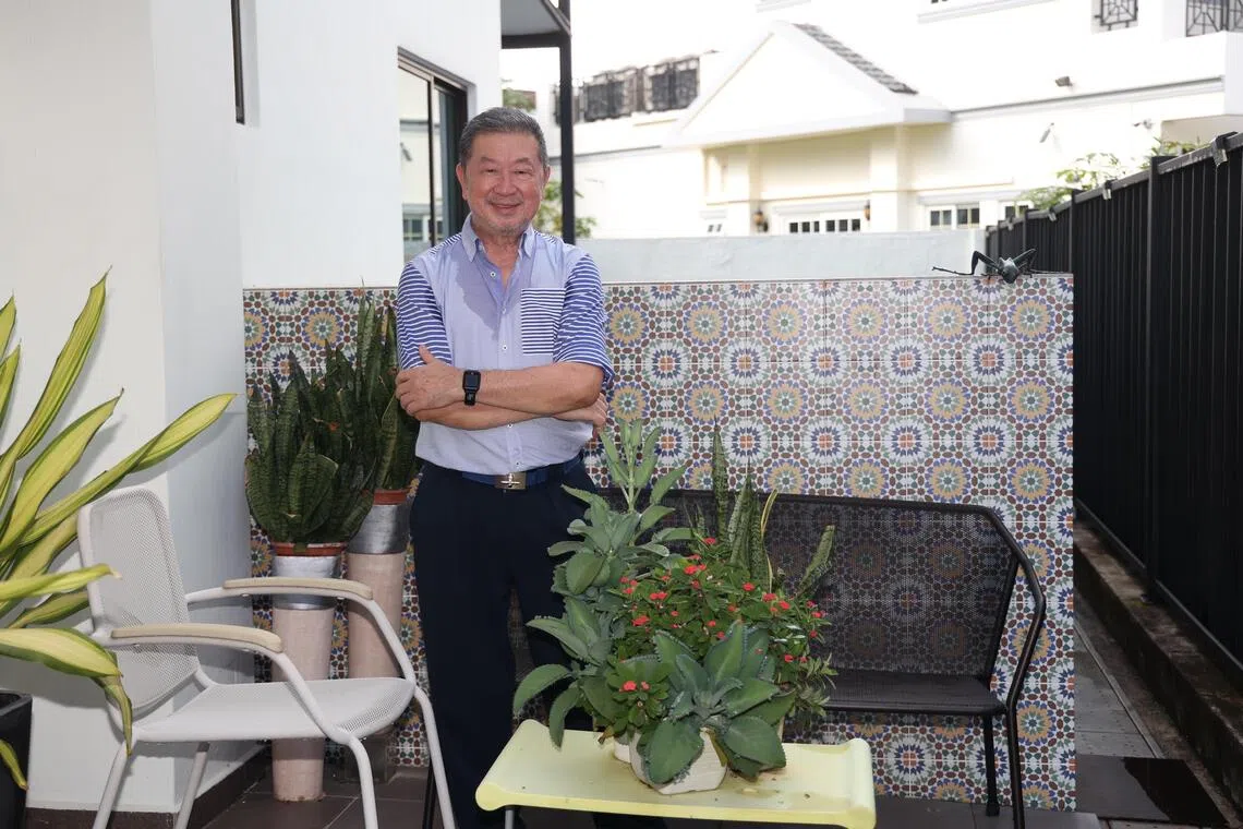 蔡华新喜欢饭后坐在露台享用茶点。（郑一鸣摄）