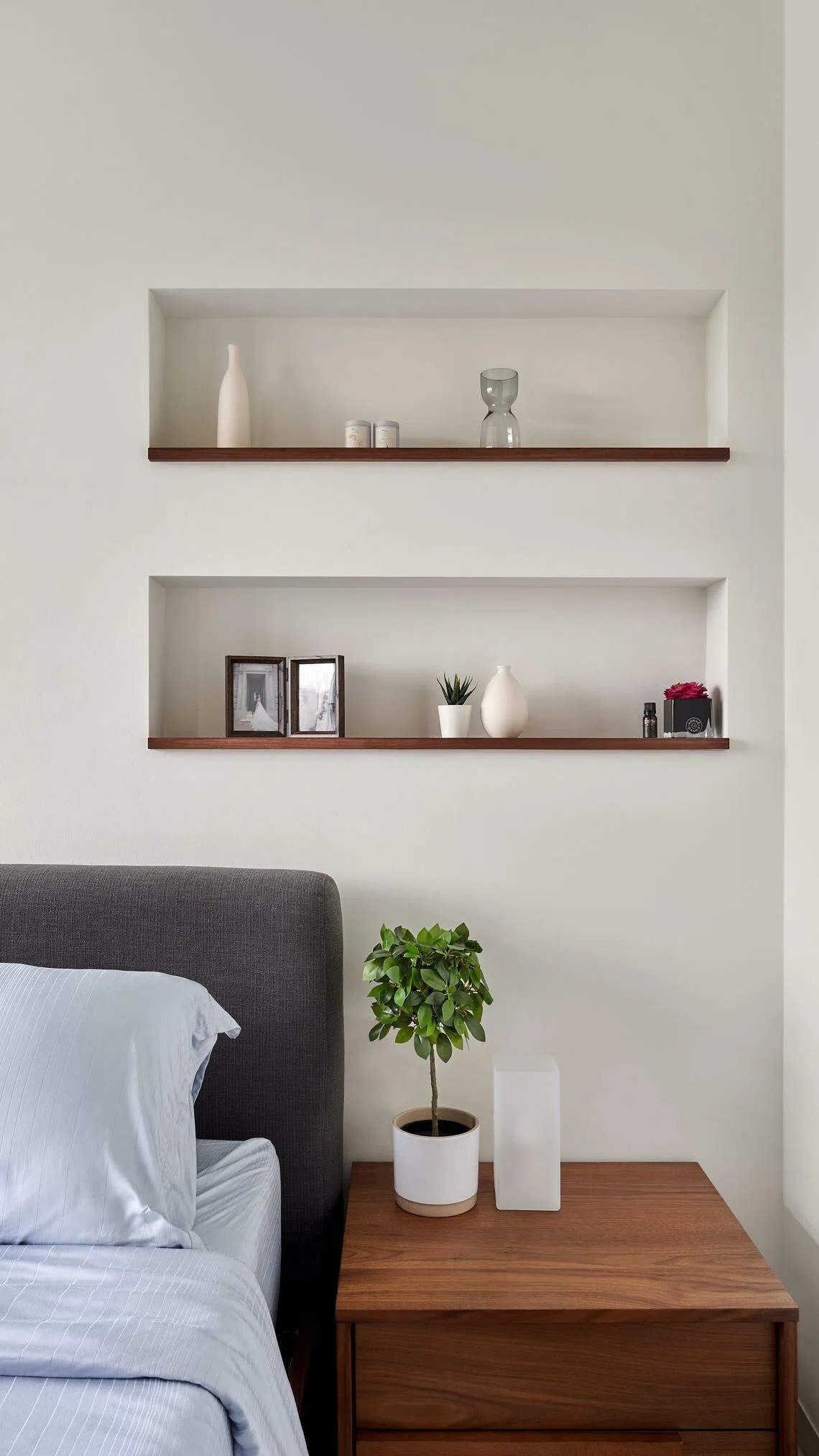 Fernvale Riverbow单位的卧室风格简约。（Capture A Life Studio提供）