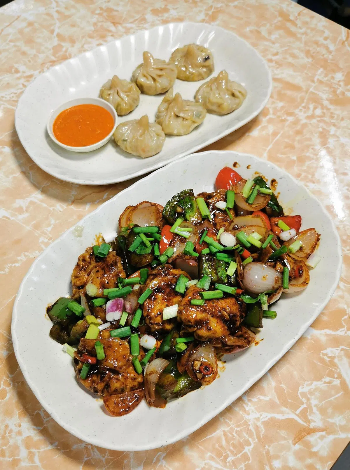 炒饺子还挺特别的，加了花椒等辛香料，炒的时候香气都溢到小食店外。