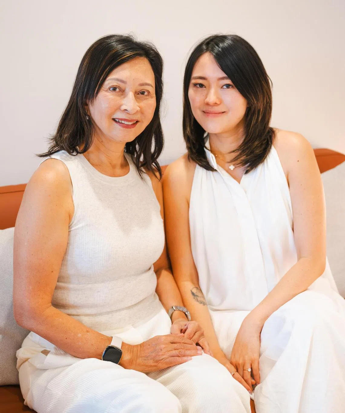 有感于普拉提对健康身心的帮助，蒋福娟（左）和女儿白丽君在2022年创办普拉提教室Pilates Connect，两人也是普拉提导师。（受访者提供）