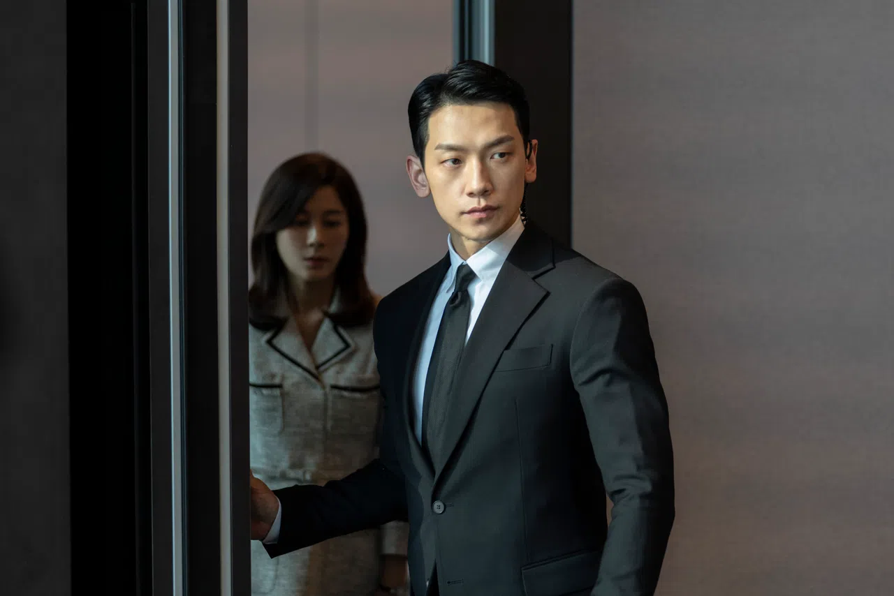 金荷娜（左）和Rain在剧中的感情线不够鲜明，两人CP感不足。（Disney+提供）