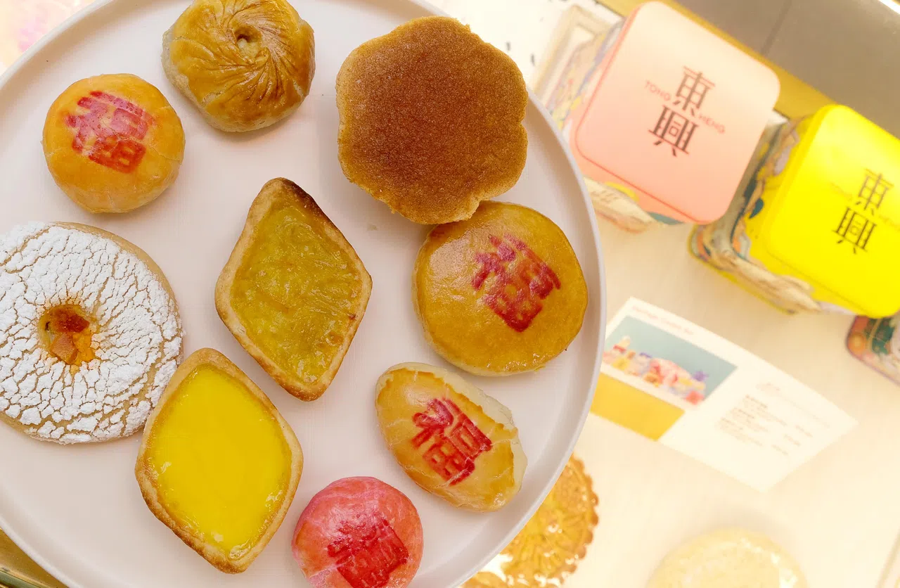 东兴饼家的部分传统点心，包含菱形蛋挞、老婆饼、椰丝挞、猪肉烧包、光酥饼、传统中式蛋糕等。（曾坤顺摄）