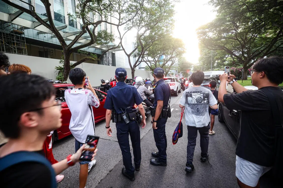IShowSpeed离开综合玩乐设施Trifecta，人潮汹涌，惊动警方到场维持秩序。（关俊威摄）