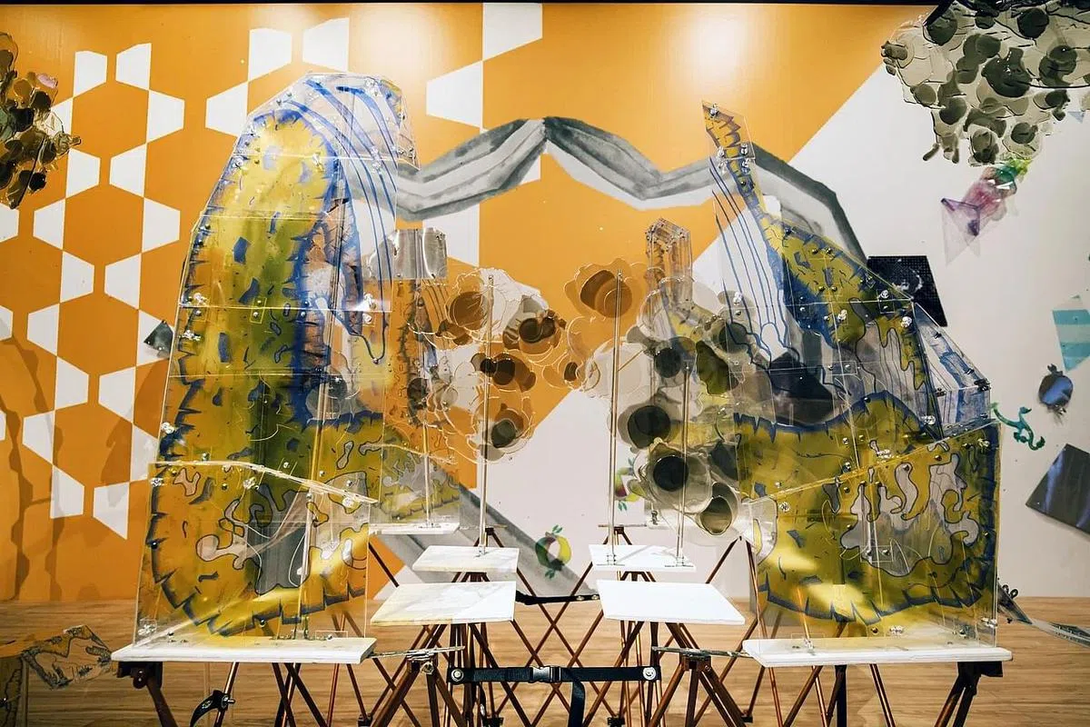 余春琳的雕塑在表演中，由演员们通过声音启动，加以伸展。（照片由主办方提供）