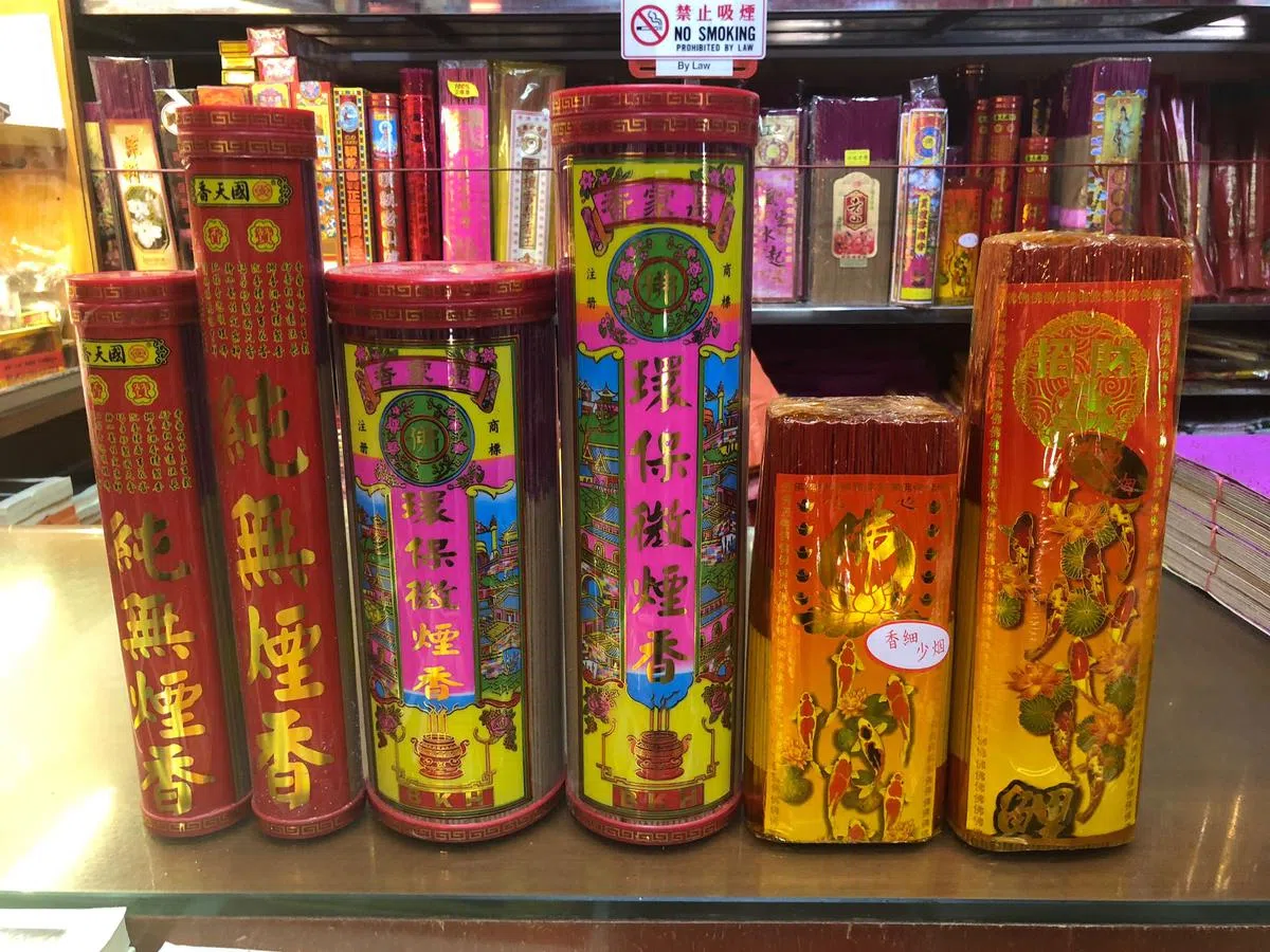 纸扎店业者万家香贸易三年前开始从台湾引进无烟香和无烟金纸在本地出售。（档案照）
