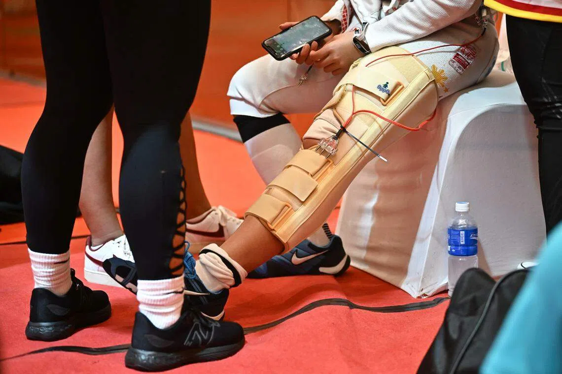 菲律宾选手卡坦坦左腿受伤，不得不退出决赛争夺。（海峡时报）