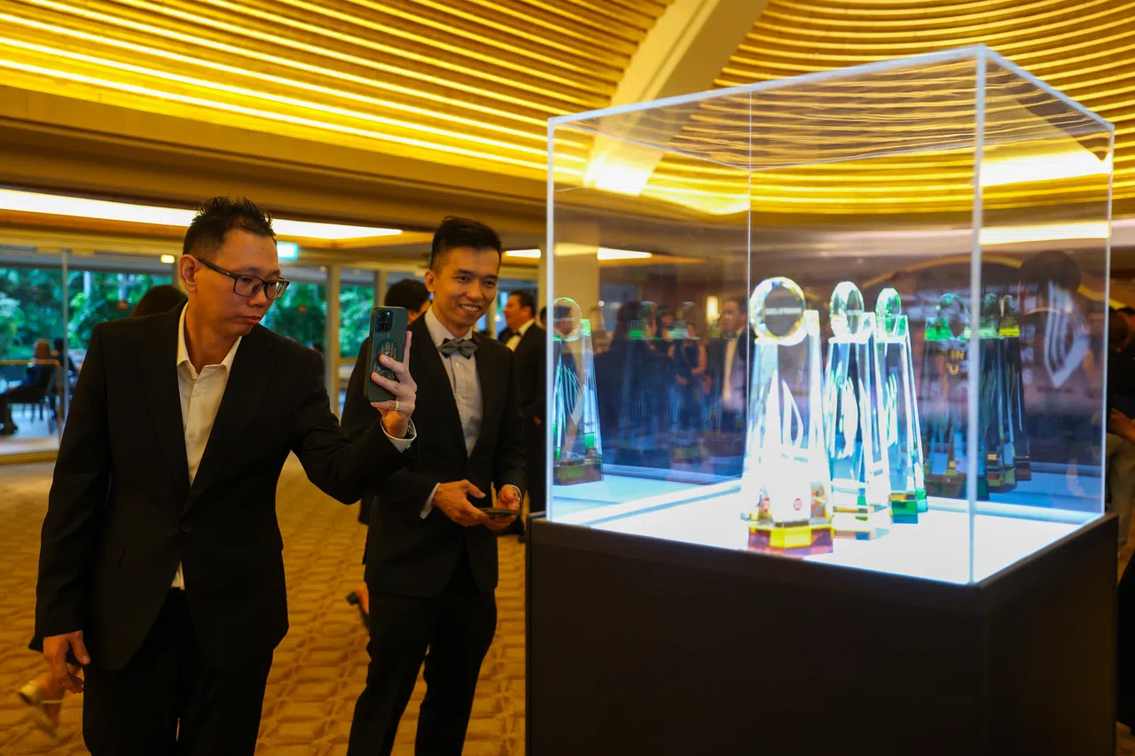 璀璨夺目的奖座，吸引宾客驻足拍摄。（林明顺摄）