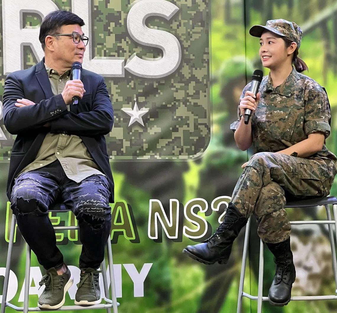 2022年电影《女兵外传》由导演梁志强（左）执导筒，女主角为陈芷尤（现名陈思帆）。（档案照片）