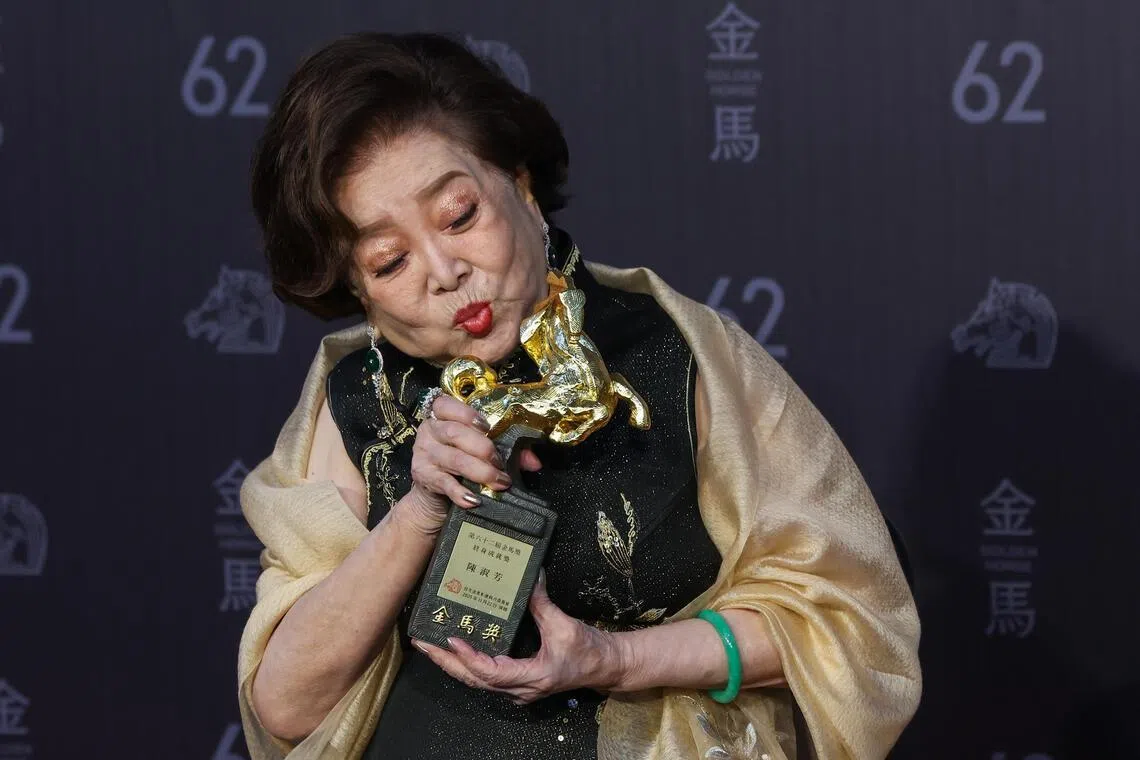 陈淑芳从影68年，获得终身成就奖。（白艳琳摄）