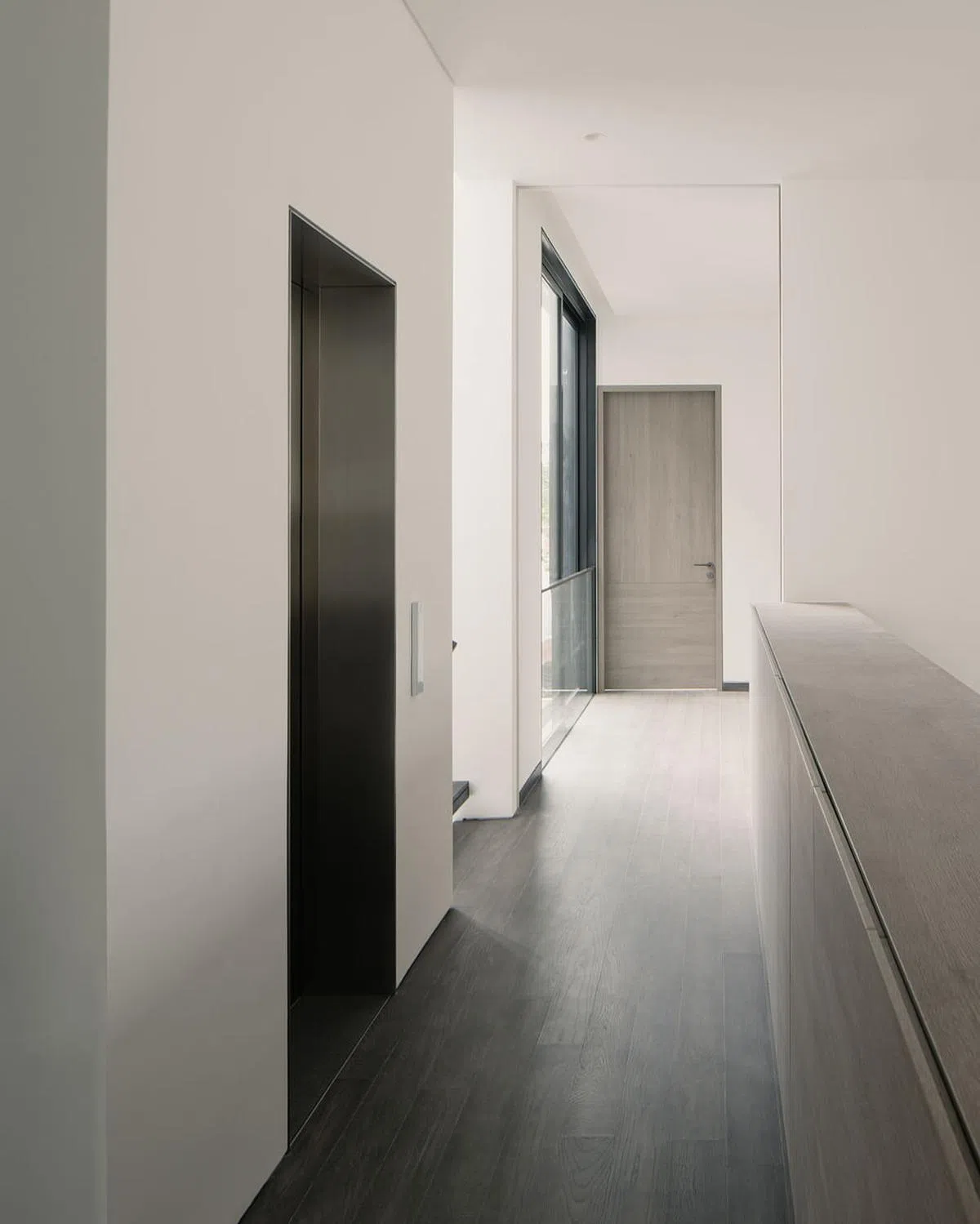 二楼走廊因为有侧窗因而更明亮。