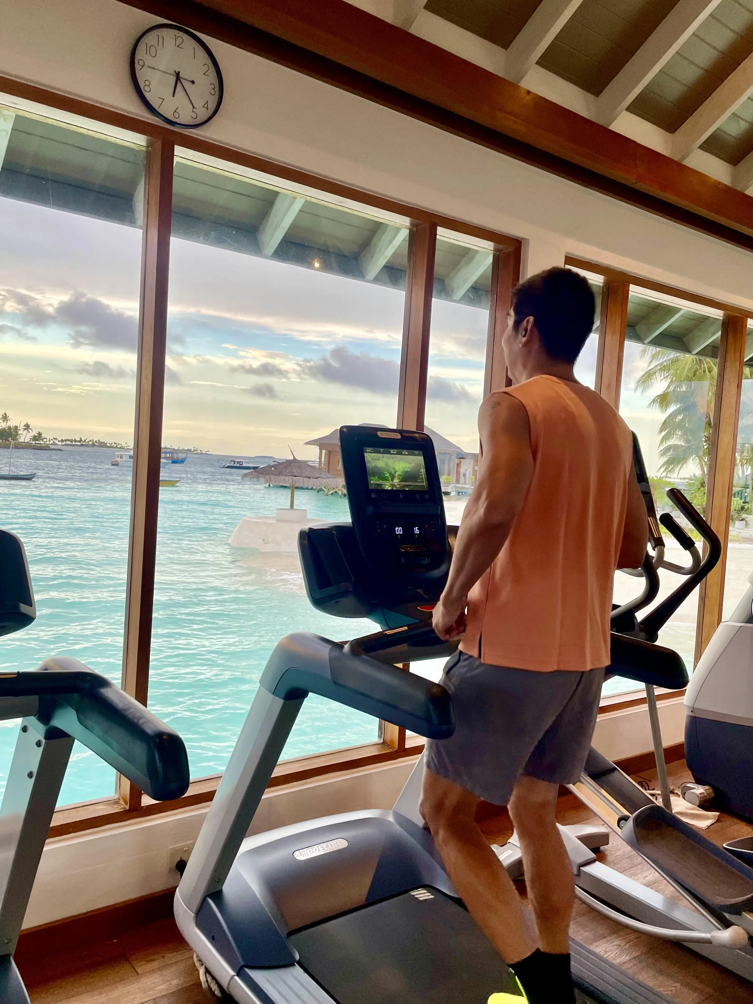 无论在国内或国外，李文龄医生坚持每天跑步。（受访者提供）