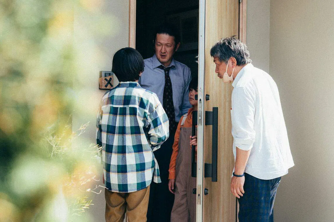 是枝裕和（右起）在指导中村狮童与童星演戏。（嘉华提供）