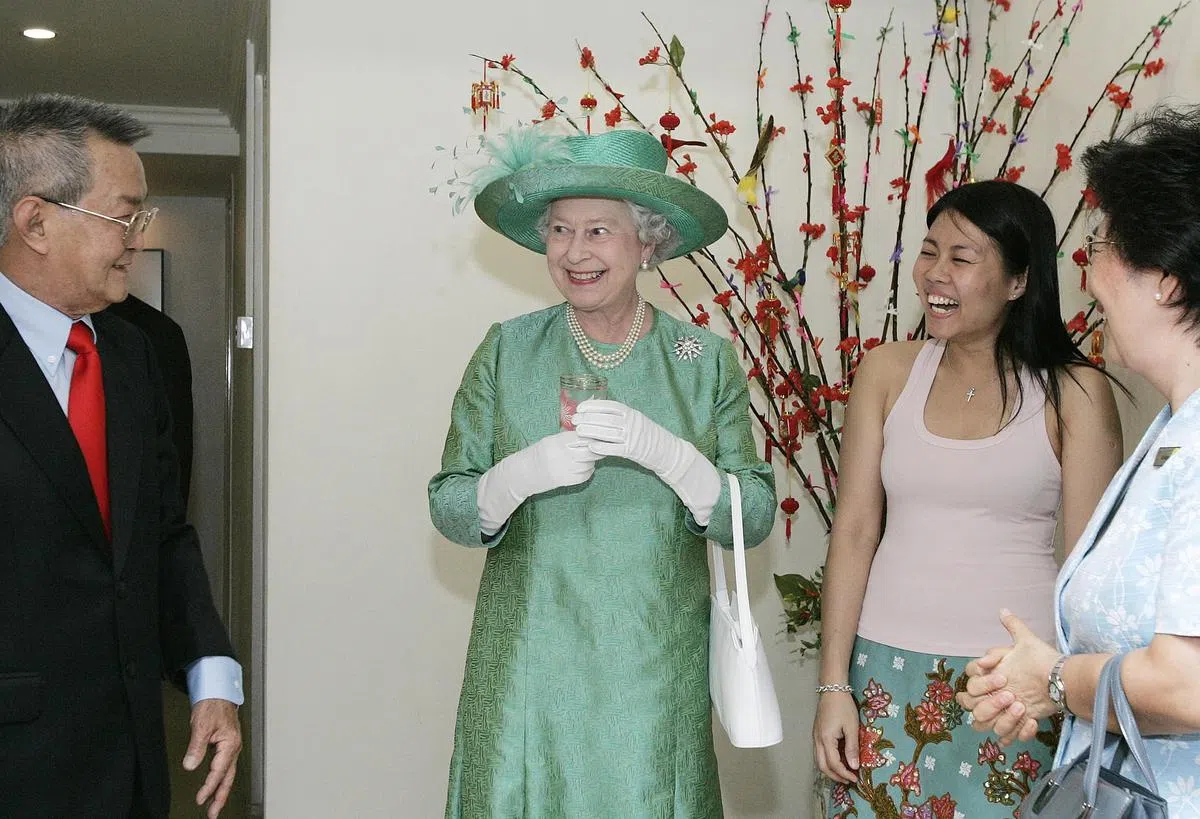 英女王伊丽莎白二世1972年第一次访问新加坡时，曾到冯绍深（左一）位于大巴窑的二房式租赁组屋住家探访他。阔别34年的2006年3月17日，英女王又到冯绍深位于大巴窑7巷的五房式组屋住家访问，他的女儿冯佩华（左三）特地用女王当年用过的玻璃杯端上冷饮，让她欣喜不已。右为陪同女王的教育部前高级政务部长简丽中博士。（档案照）