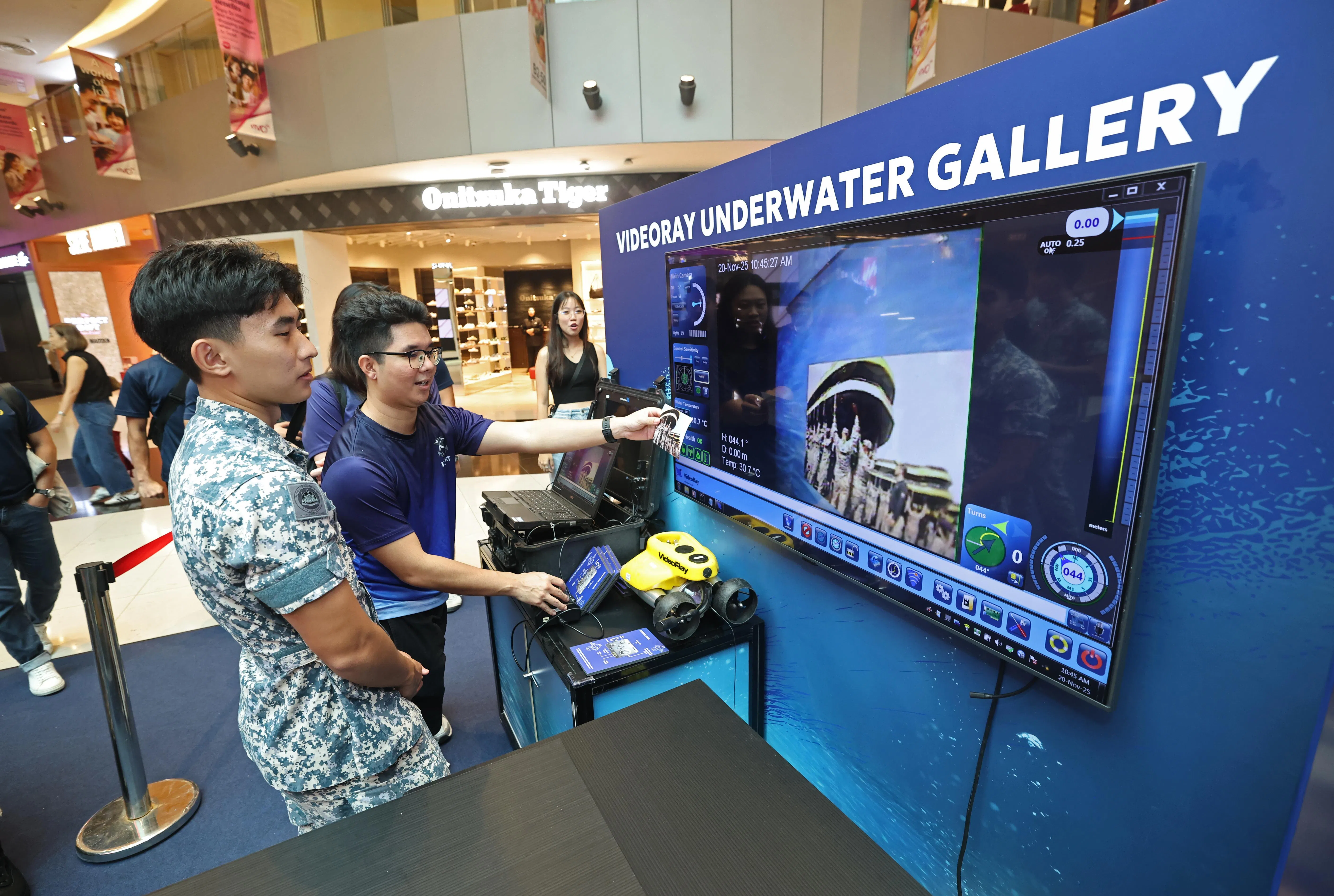 在VideoRay海底走廊体验项目中，公众可以挑战操控水下遥控艇，寻找他们选中的照片。（陈渊庄摄）